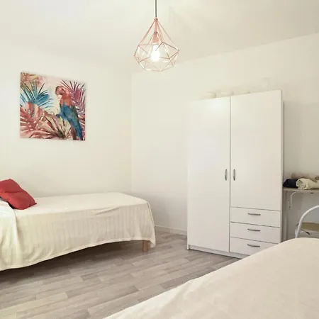 3 Bedroom Gorgeous In Vakantiehuis Cherbourg-en-Cotentin